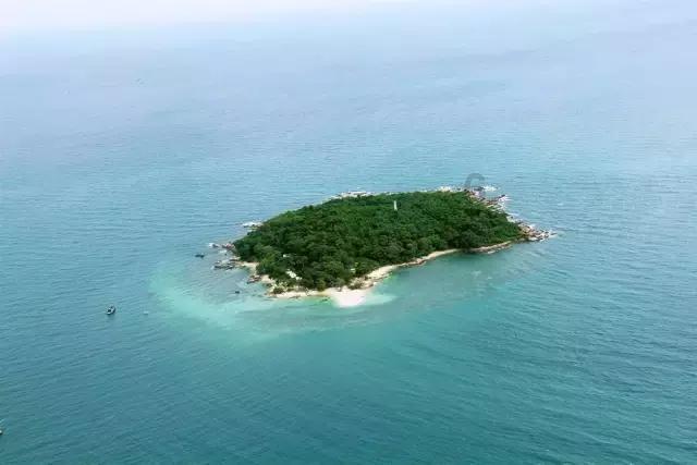 托克集团油轮在红海遭胡塞武装导弹击中并发生火情